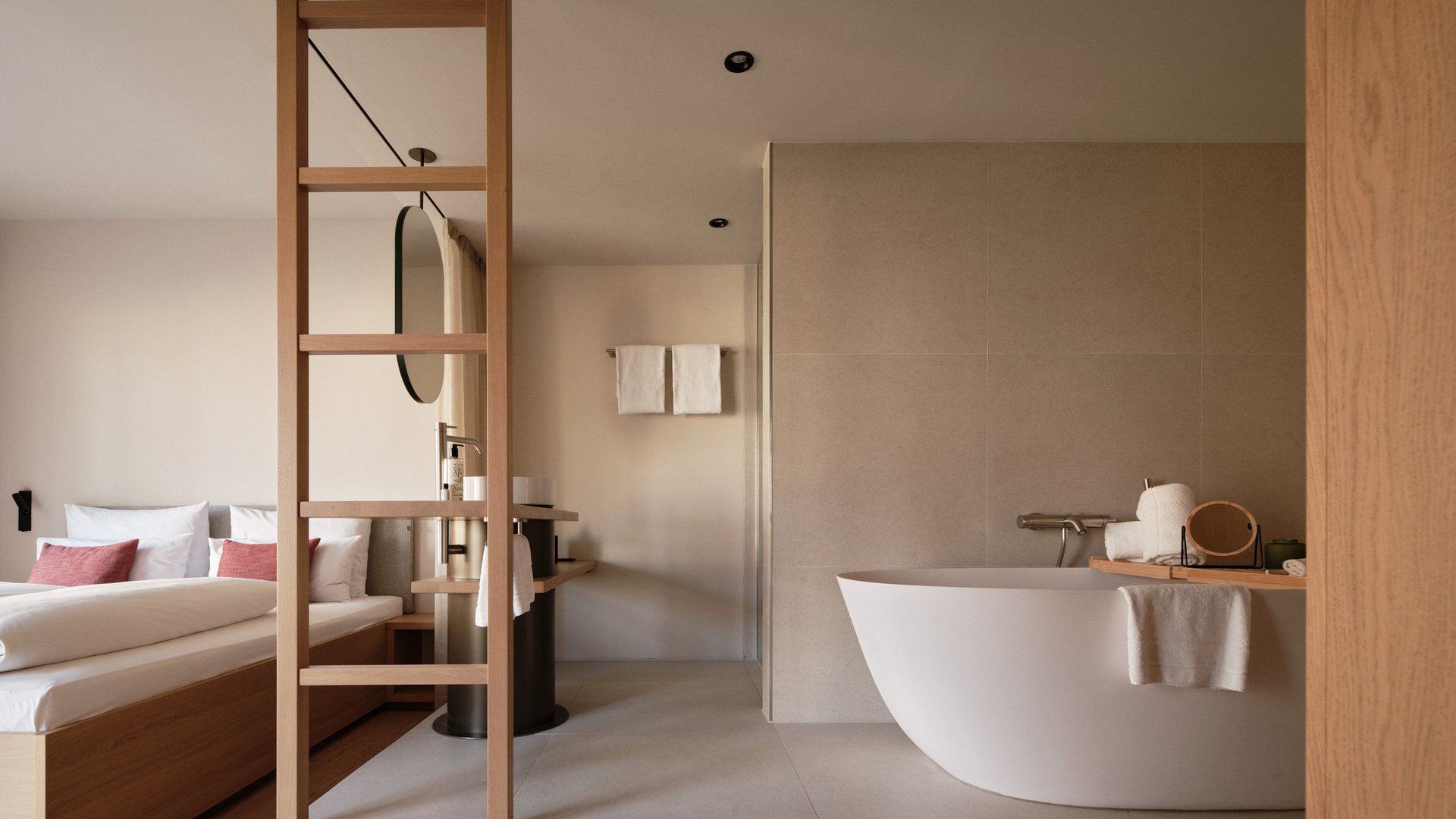 Garden suites in Bavaria: BERGEBLICK Modern bedroom with freestanding bathtub and wooden accents