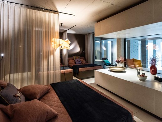 BERGEBLICK: Ihr Hotel in Bad Tölz Modernes Schlafzimmer mit zwei Betten, Vorhängen und gedämpfter Beleuchtung