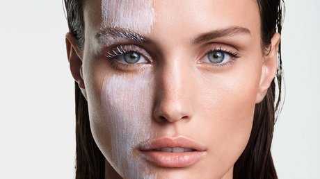 Aussicht auf Traumurlaub in Bad Tölz Frau mit nassen Haaren, Gesicht zur Hälfte mit weißer Creme bedeckt