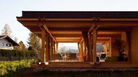 Aussicht auf Traumurlaub in Bad Tölz Moderner Holzpavillon mit Sitzbereich und Bergblick