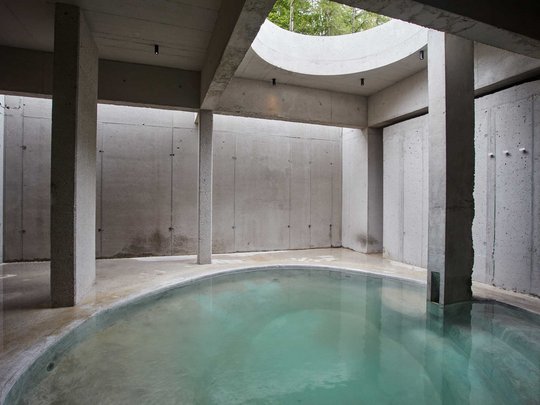 Dein Retreat im BERGEBLICK Abstraktes Becken aus Beton mit Wasser und rundem Oberlicht