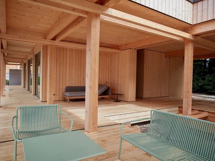 Your holiday in nature in Bavaria: Hotel BERGEBLICK Modern wooden pavilion with green metal chairs and table outdoors